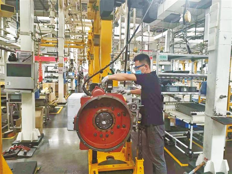 日前,在西安康明斯发动机有限公司生产车间,工人正在装配康明斯发动机