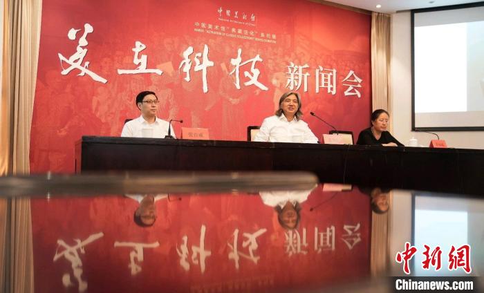 中国美术馆馆长吴为山(中)在发布会现场 史春阳 摄