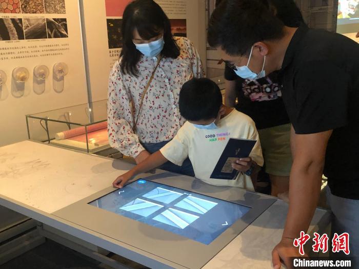 观众在首都博物馆展厅内使用互动设备。 李纯 摄
