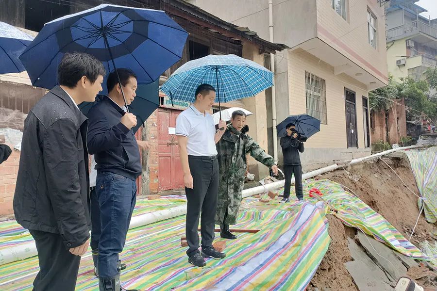 旬阳市委书记陈红星,市委副书记,代市长罗本军在老城社区查看灾情