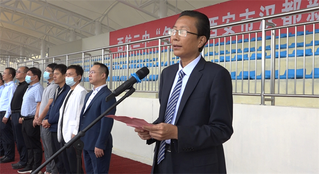 西航二中教务处主任杨婷,汉都新苑中学执行校长孙锋分别主持开学典礼.