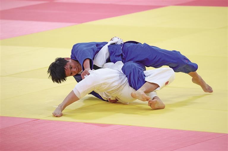9月17日,杨俊霞(着蓝色服装)在十四运会柔道女子63公斤级决赛中夺得