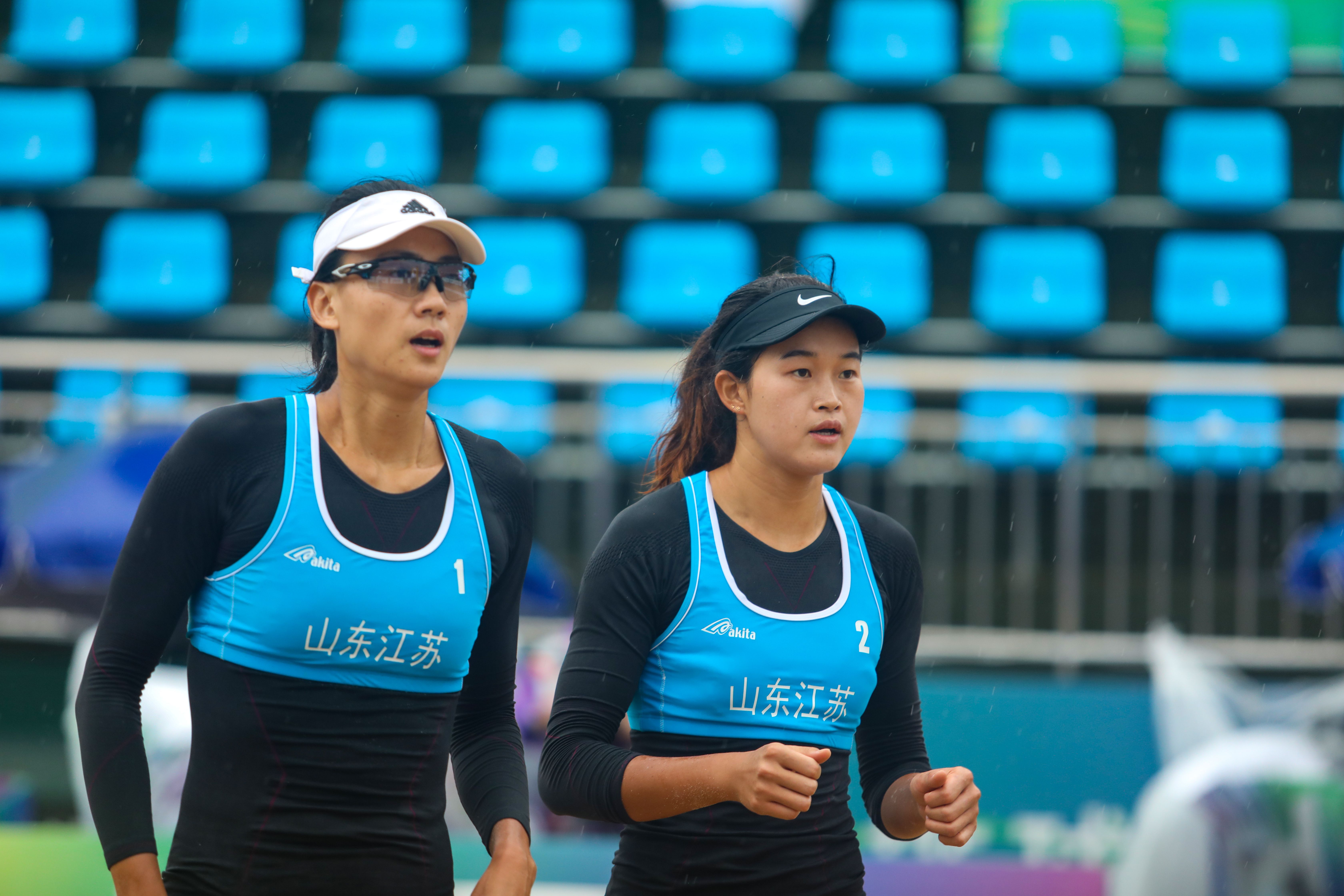 薛晨经验丰富,出奇制胜;王鑫鑫爆发力强,判断准确,数次扣球得分.