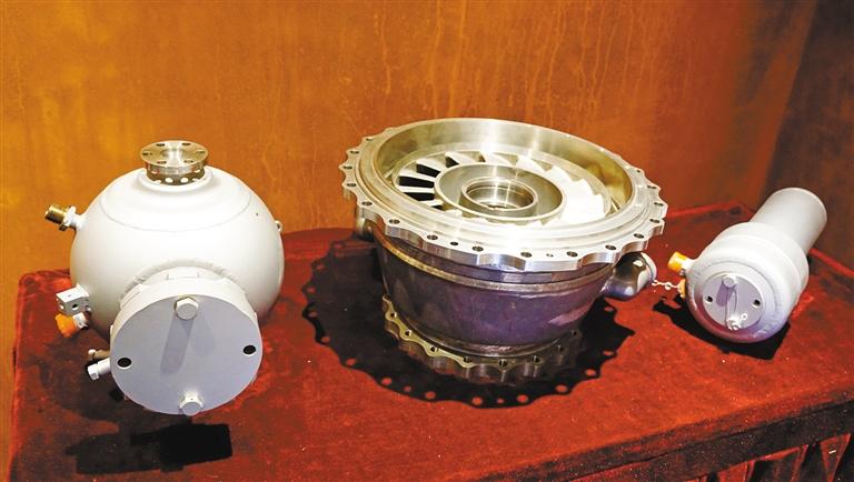 科研人员研制的火箭发动机零部件.