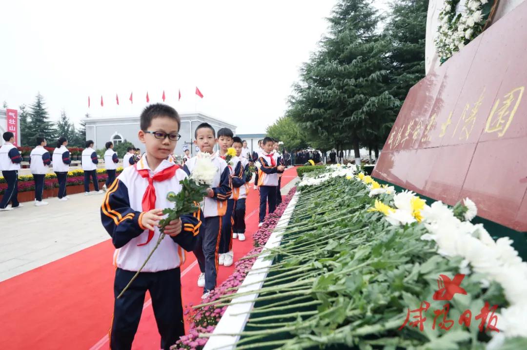 我市举行烈士公祭活动 杨长亚出席 卫华主持