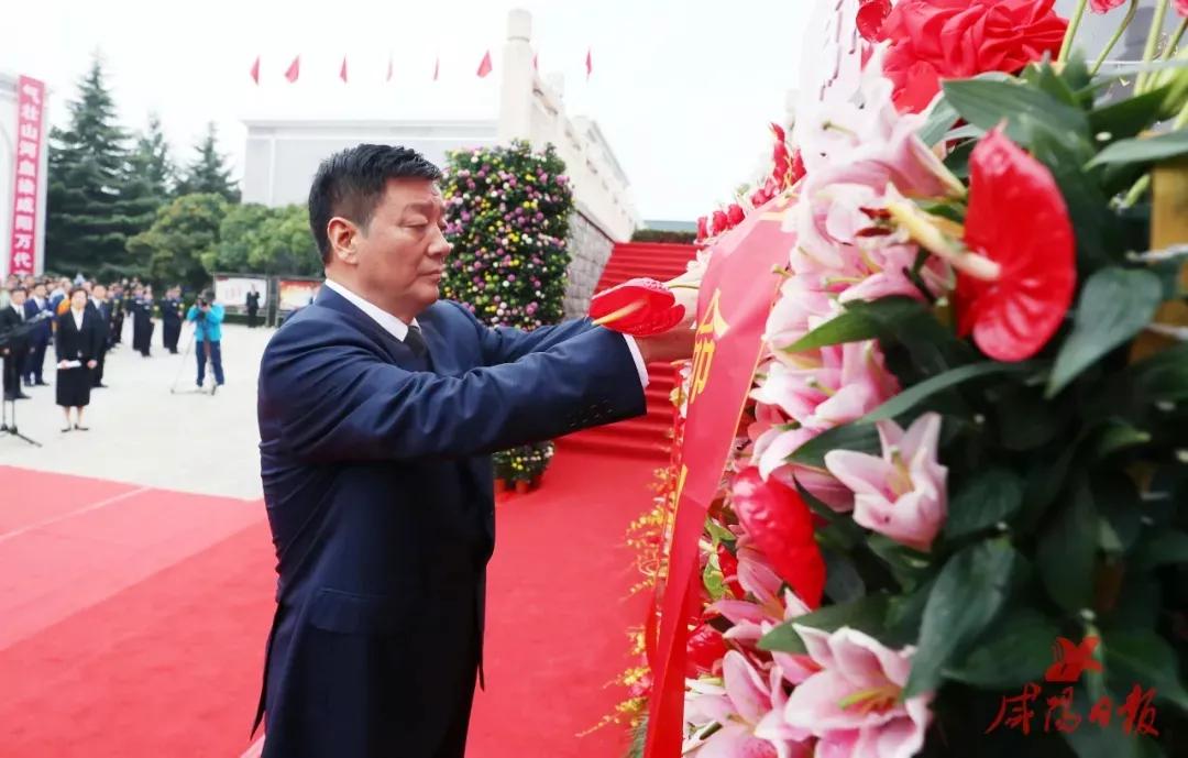 我市举行烈士公祭活动 杨长亚出席 卫华主持