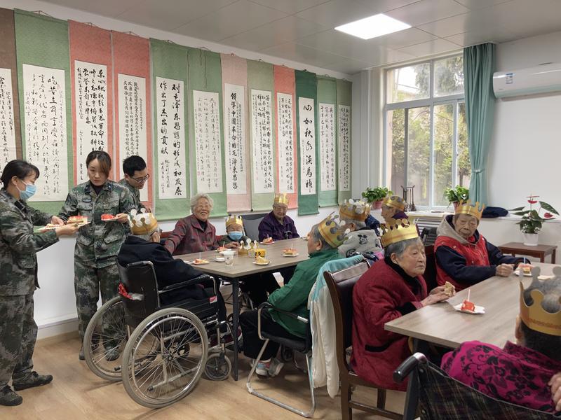 陕西省军区西安第15干休所举办集体生日会