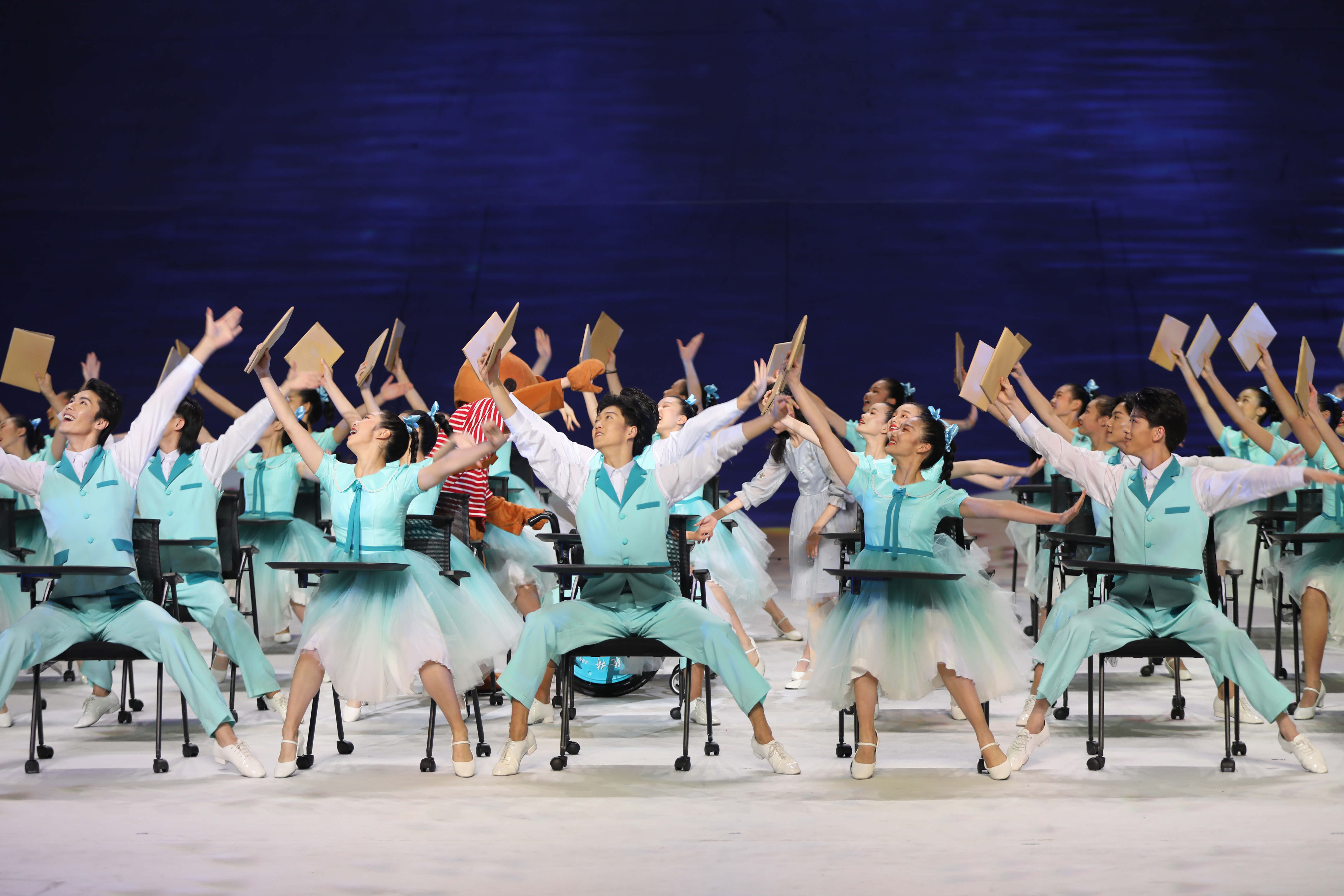 开幕式亮点书本舞蹈动作整齐划一一起点亮心中梦想