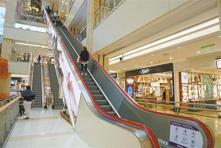 西安赛格国际购物中心可从一层直达六层的超长自动扶梯