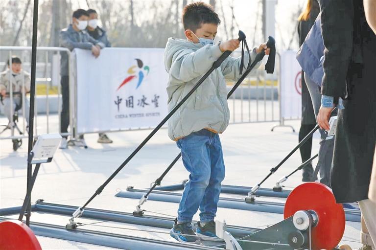 孩子体验滑雪机(图1)