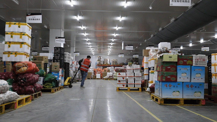 当日晚上,记者前往华润万家西安生鲜配送中心及华润万家西安金花路店