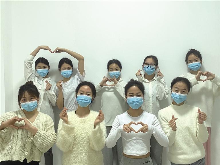 陕西青年职业学院师生用手势舞为一线抗疫人员加油鼓劲.