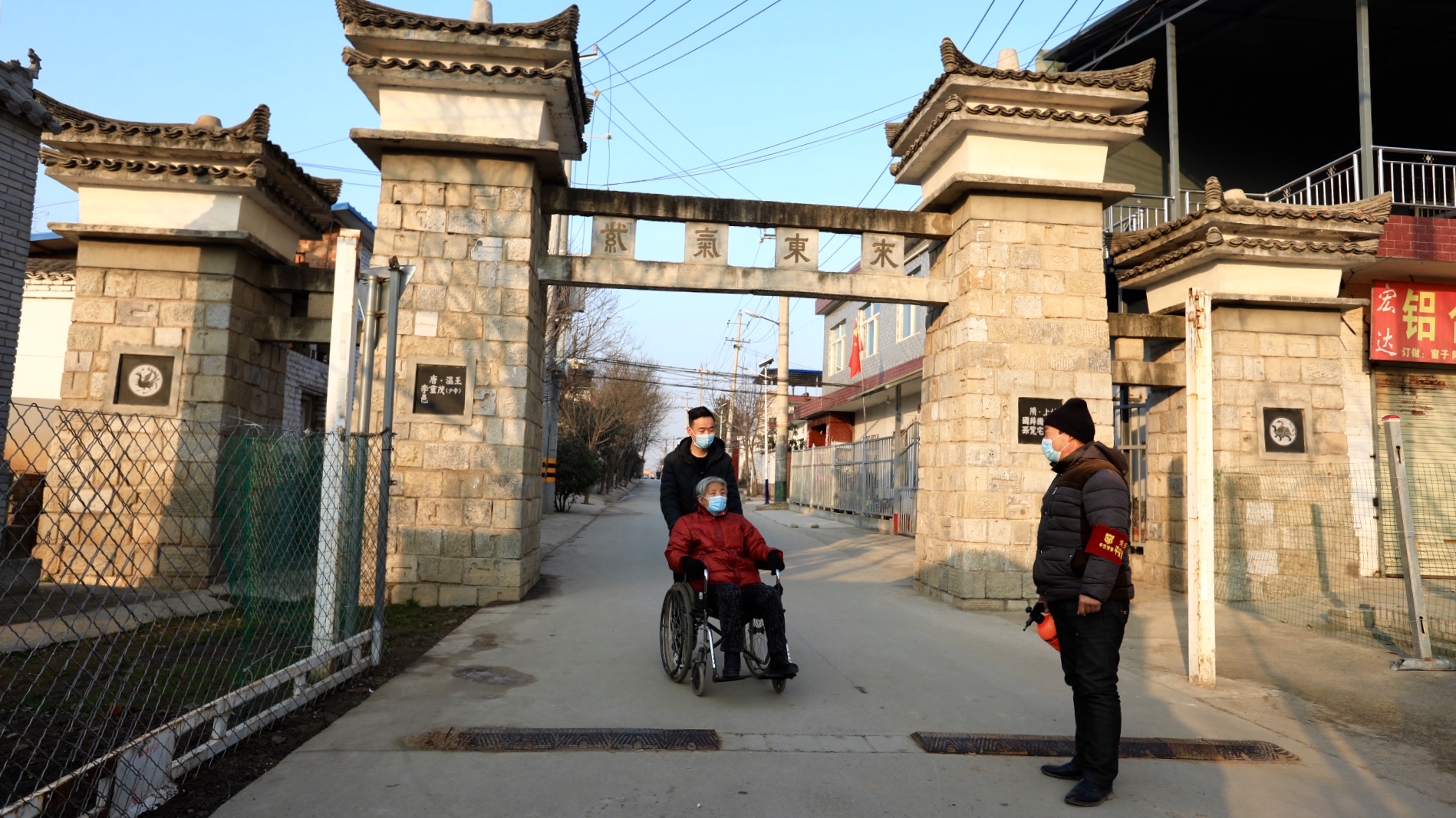 西安市长安区黄良街道湖村来了一位特殊志愿者