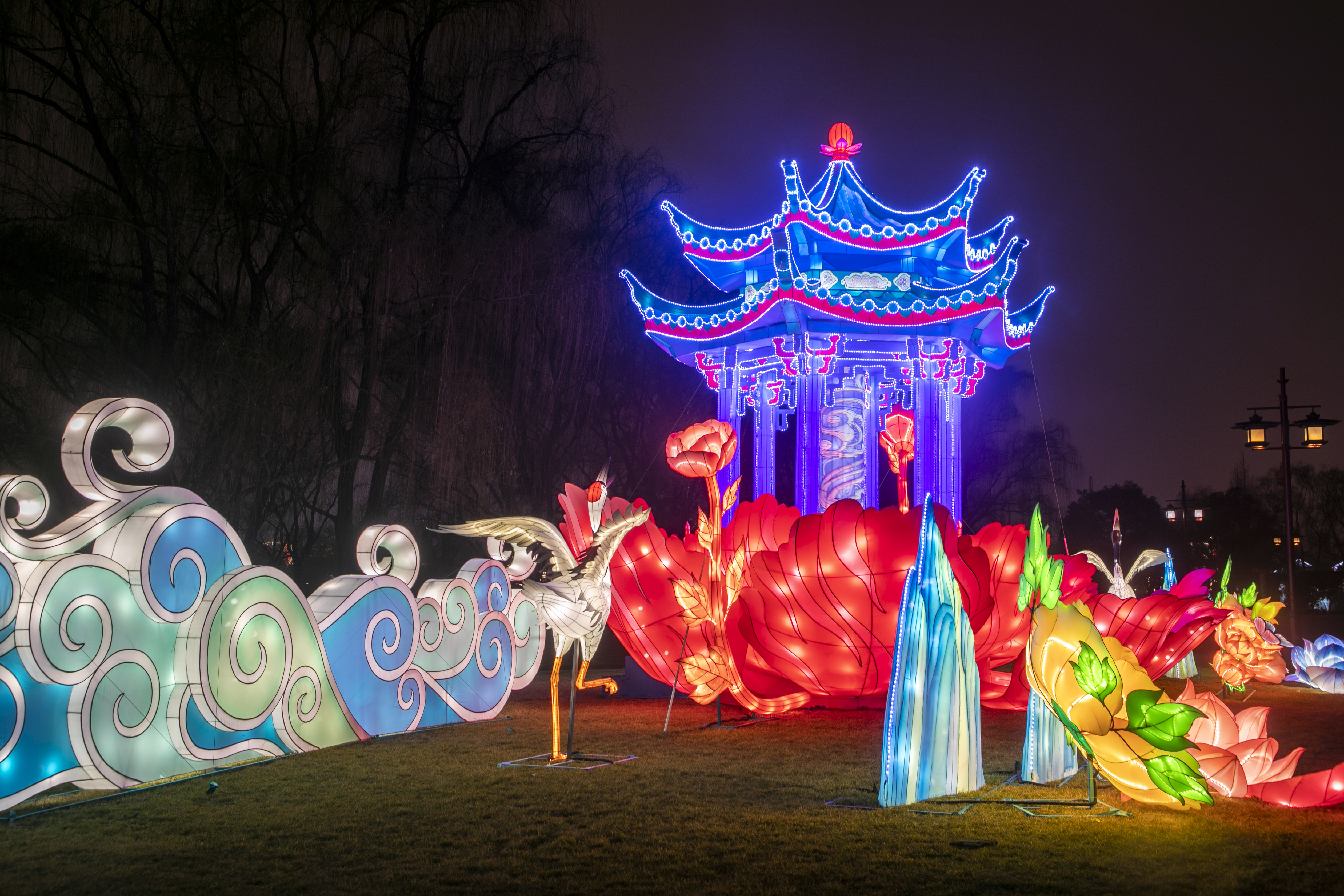 长安依旧今晚37组花灯再次点亮古城西安
