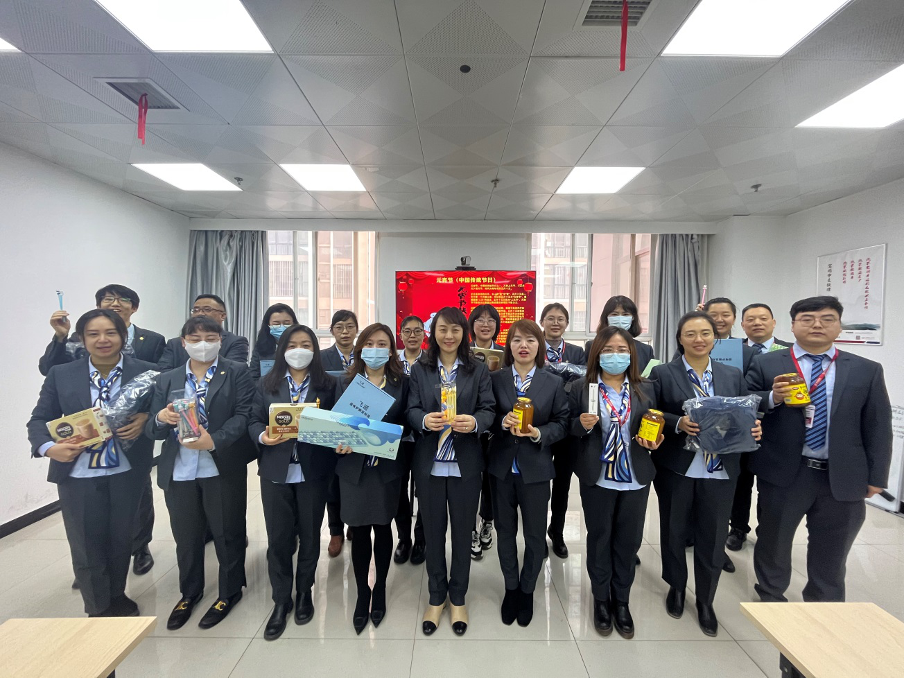 华夏保险陕西分公司宝鸡中支组织闹元宵猜灯谜活动