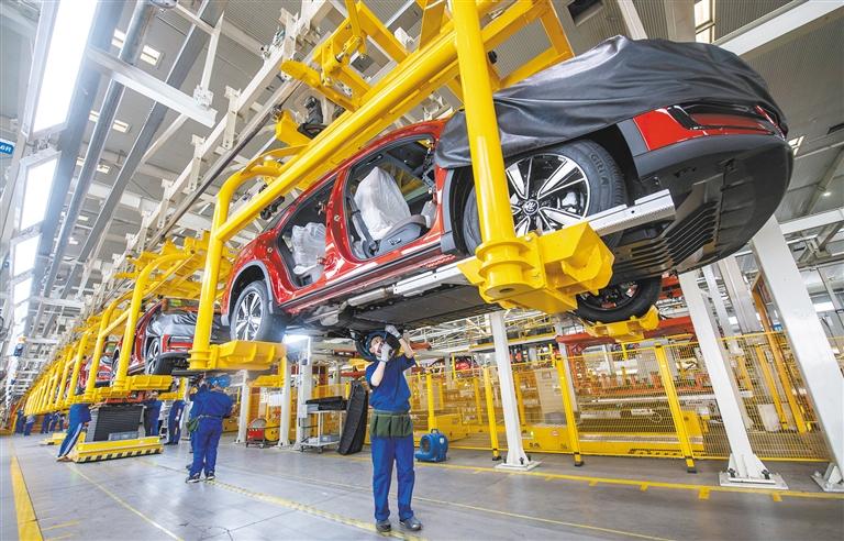 4月15日,工人在比亚迪汽车有限公司第十一事业部总装西安工厂装配区