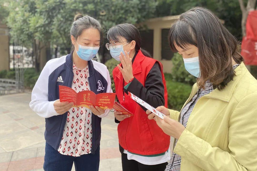 志愿者宣传常见诈骗防范方法