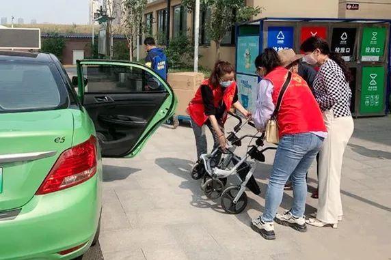 志愿者接送老年人