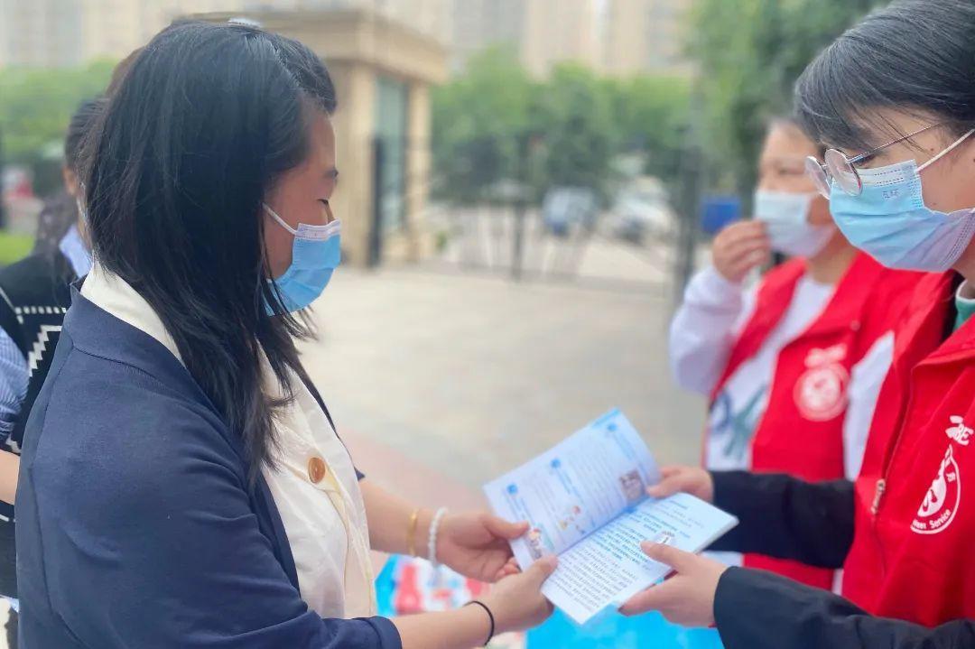 志愿者进行普法活动