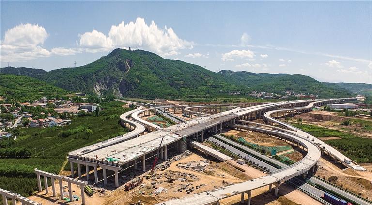 6月10日,位于蓝田县的西安外环高速公路与福银高速公路互通立交已初具