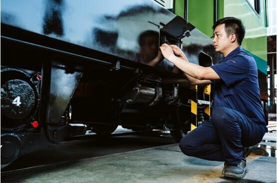 中铁秦岭重工ZTD250型新能源纯电动机车荣耀上市