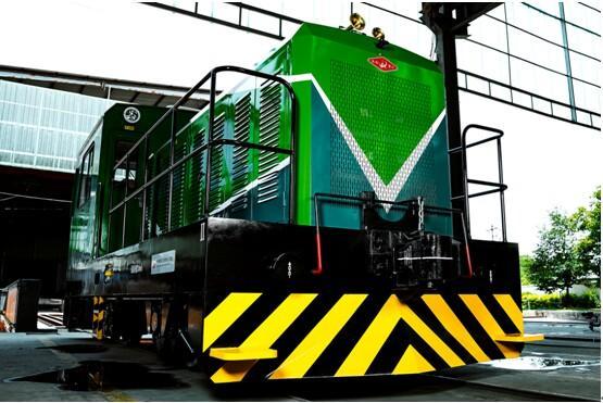 中铁秦岭重工ZTD250型新能源纯电动机车荣耀上市