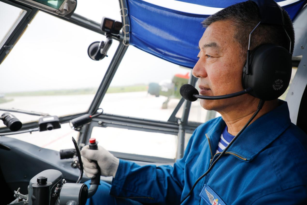 服役39年特级飞行员光荣停飞