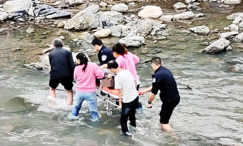 危急时刻！民警跳入河中救回轻生老人 0719