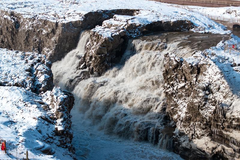 黄河壶口瀑布初春破冰气势磅礴
