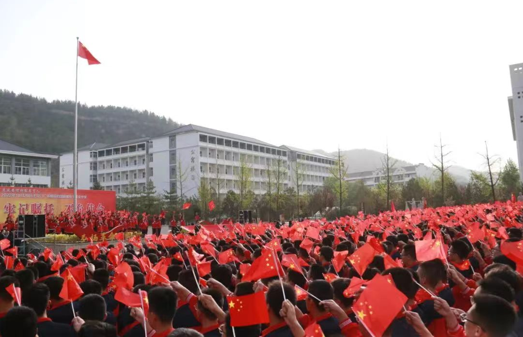 激动人心的一刻——天安门广场飘扬的国旗被授予延安中学