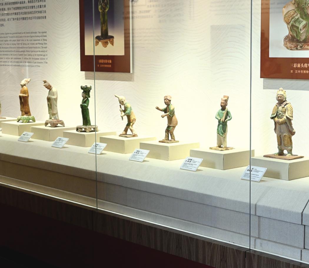 三彩莲灯侍女俑：翩若惊鸿演绎宋韵风华