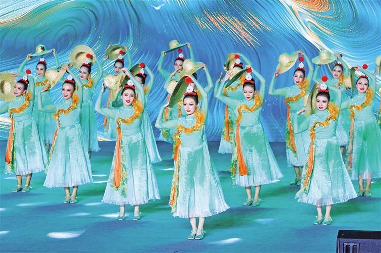 文化中國(guó)行丨群眾競(jìng)登臺(tái) 長(zhǎng)安踏歌行——西安市廣場(chǎng)舞大賽精品迭出