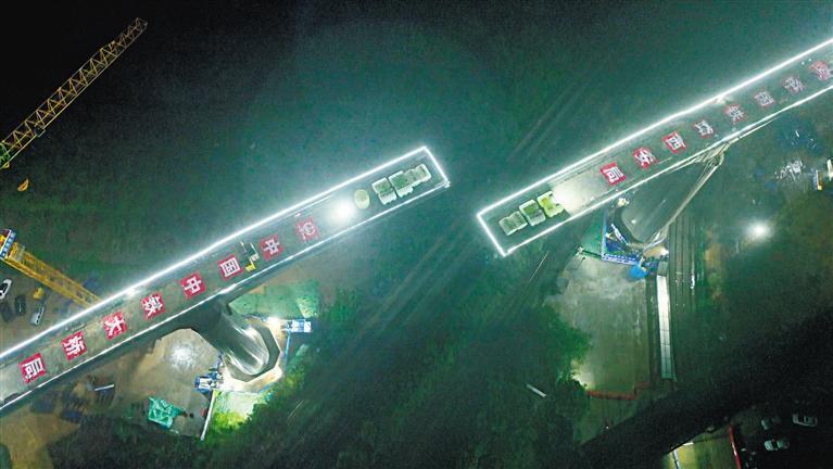 西十高铁西南联络线跨陇海铁路连续梁成功转体