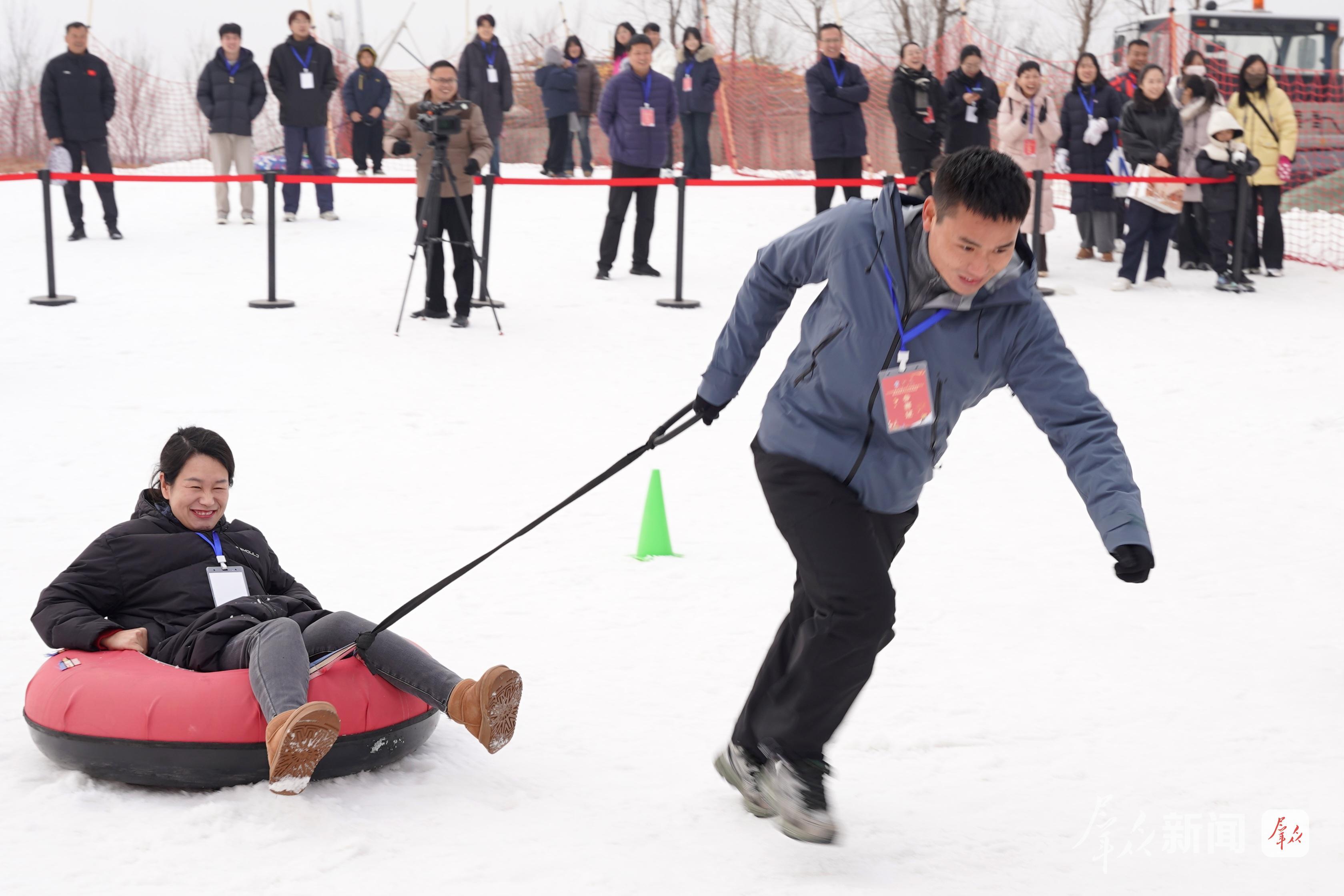 冰雪运动走进景区 群众感受运动乐趣