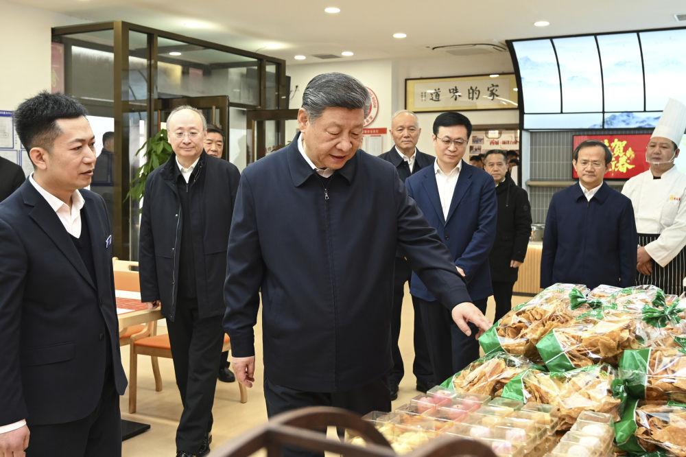 新华图讯|习近平春节前夕在北京看望慰问基层干部群众