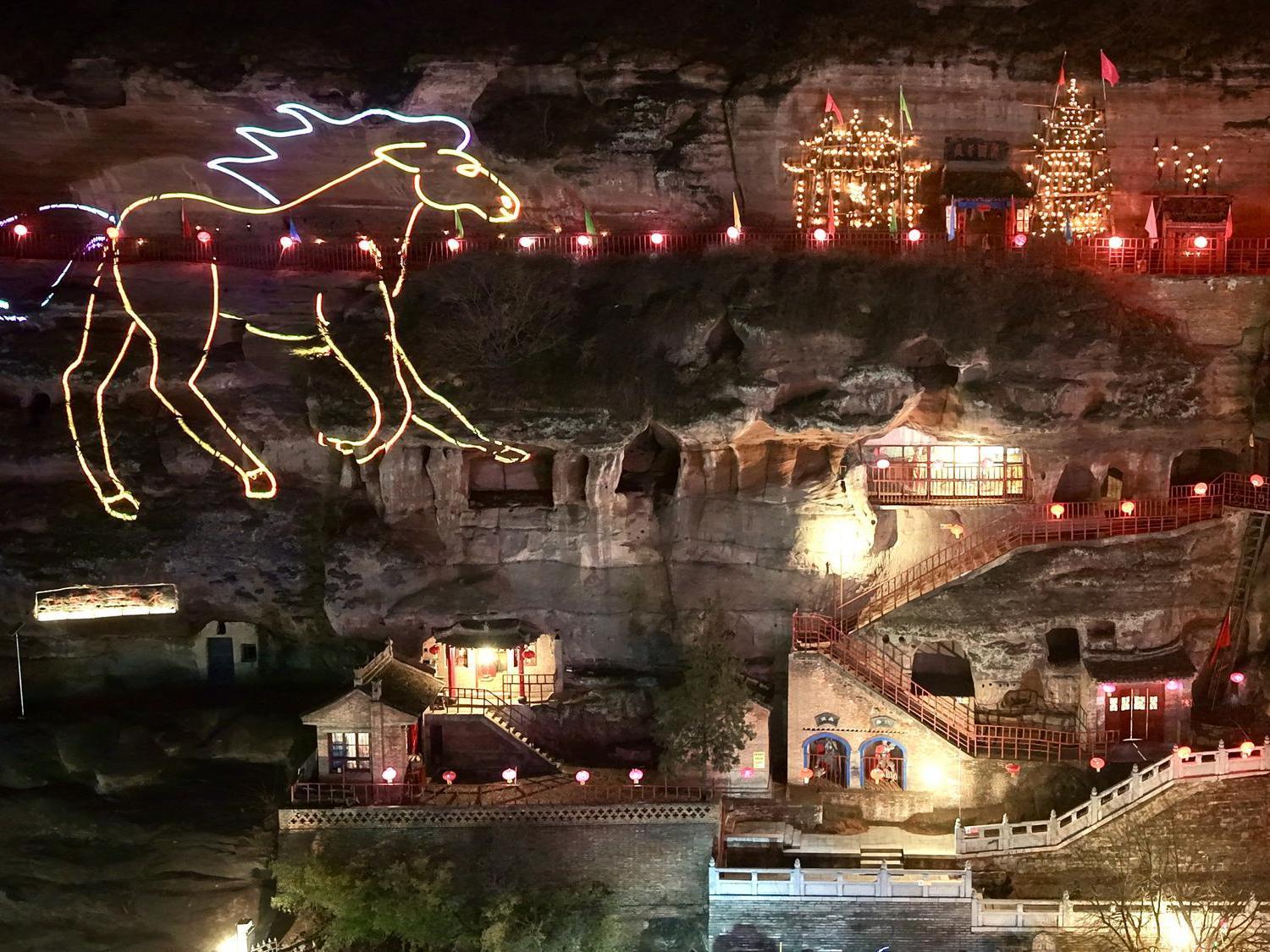 “花果山”上，千盏油灯照福年