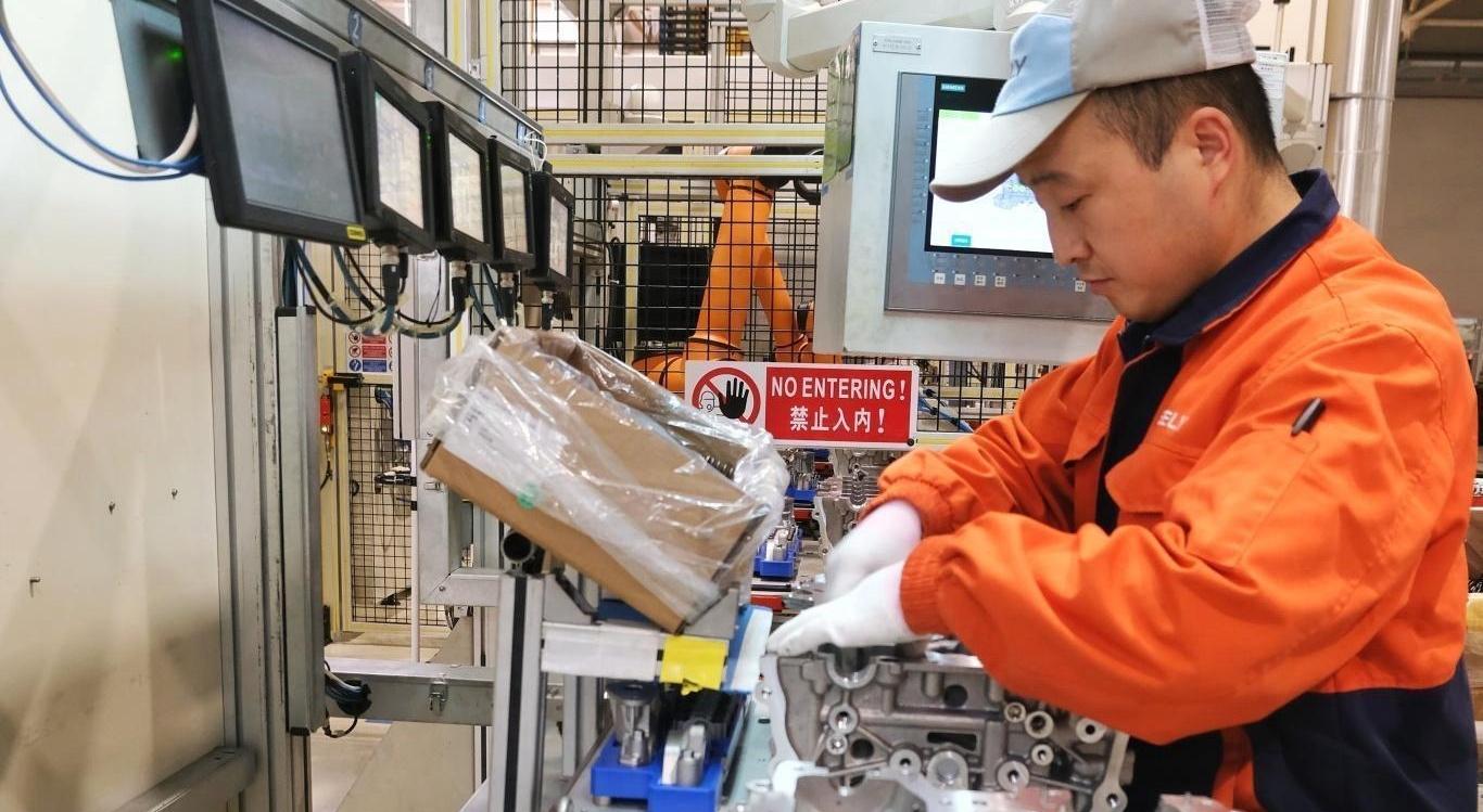 机器轰鸣生产忙 铆足干劲谋发展