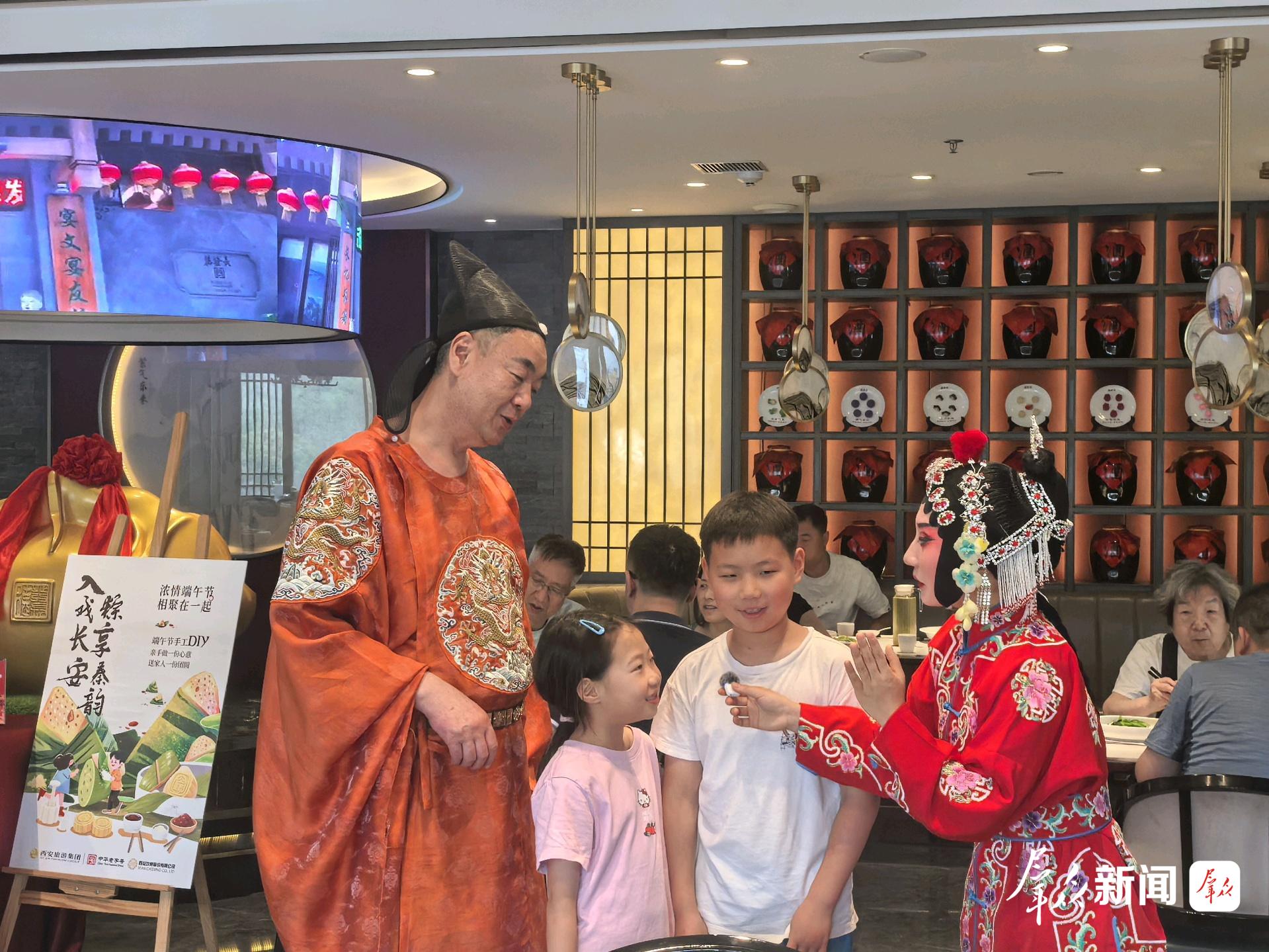 秦腔演员(右一)教小朋友唱秦腔。