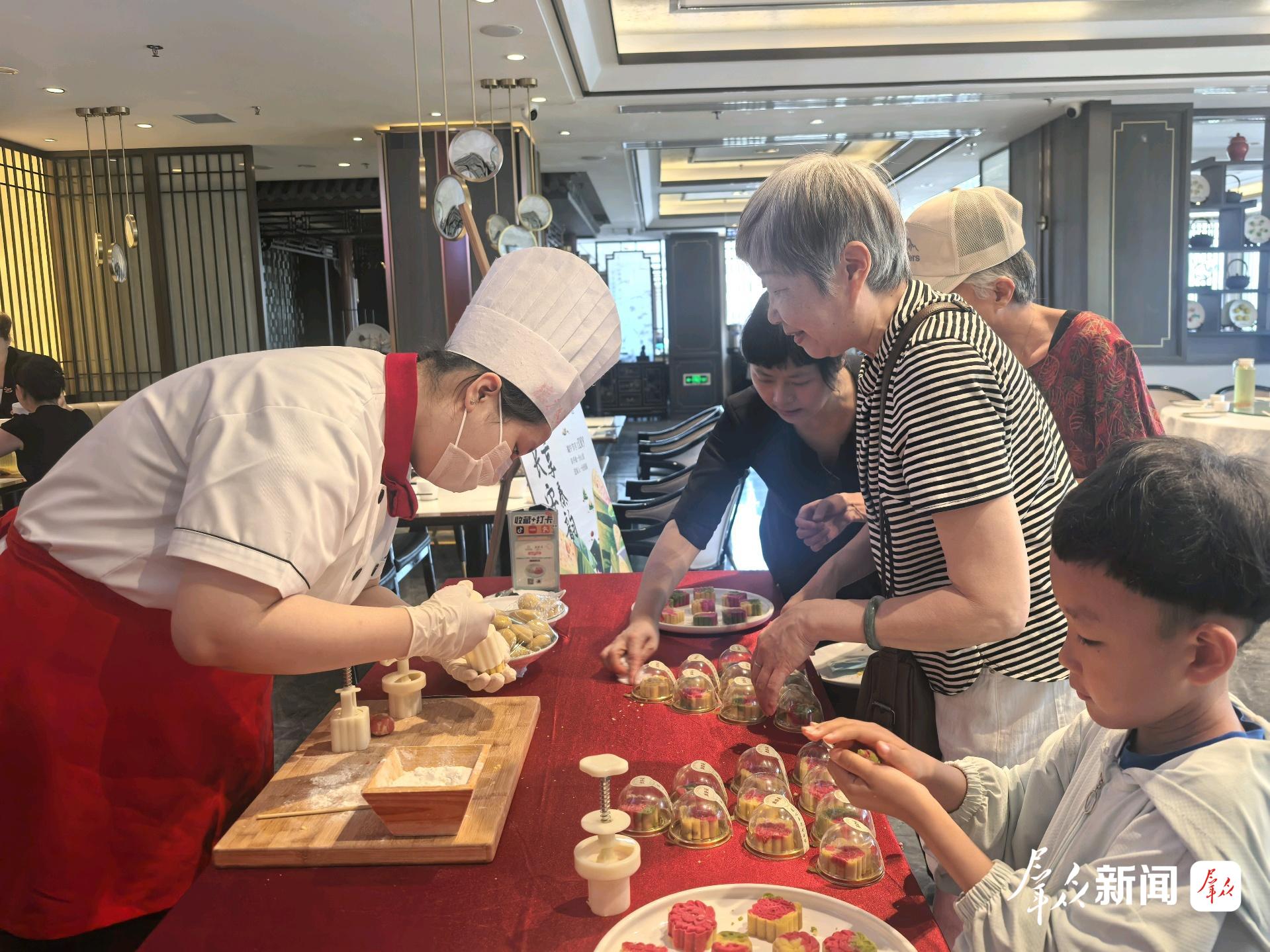 面点师傅教食客做绿豆糕。