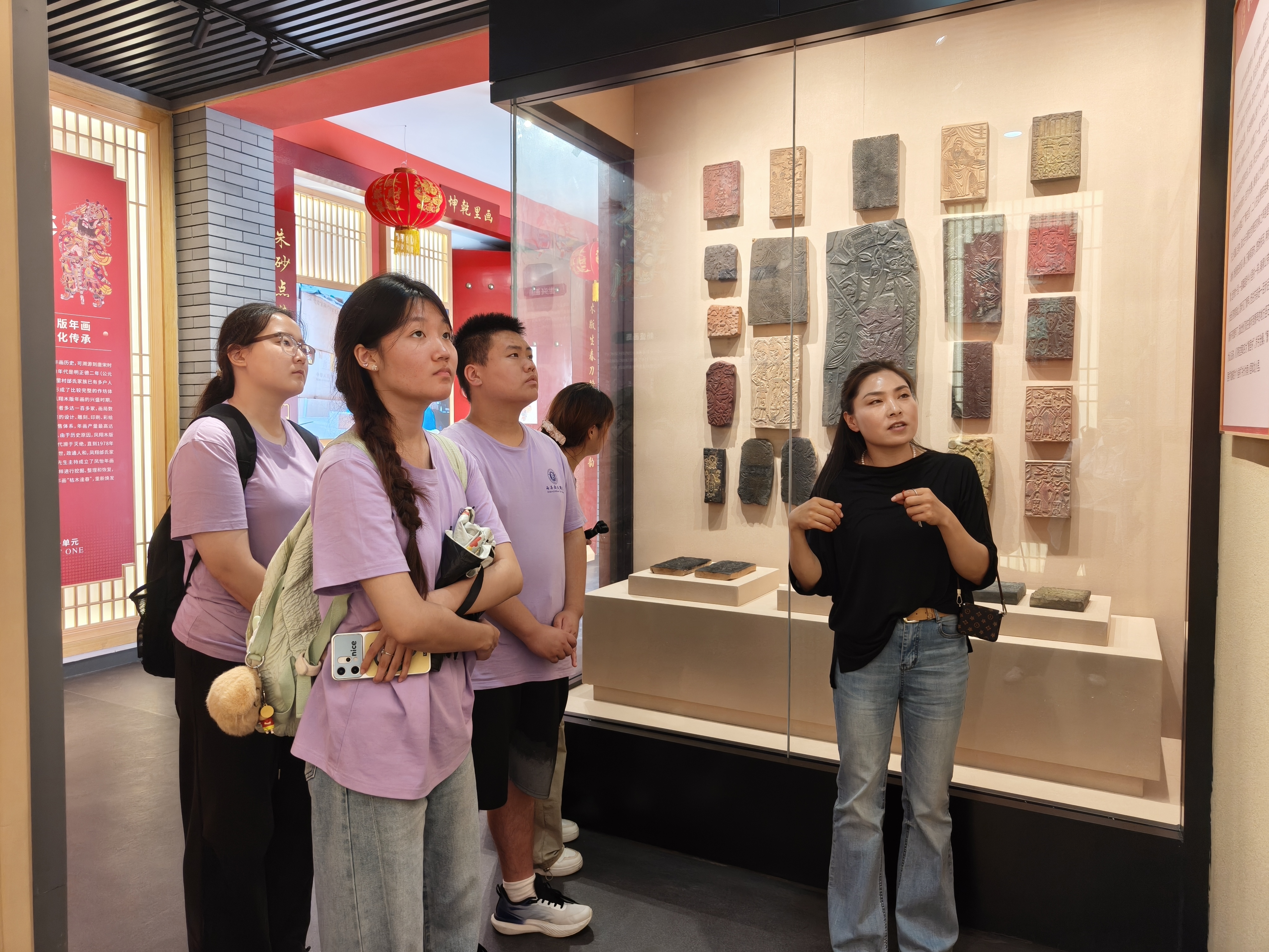 图为实践团参观南小里村凤翔木版年画传习所展区