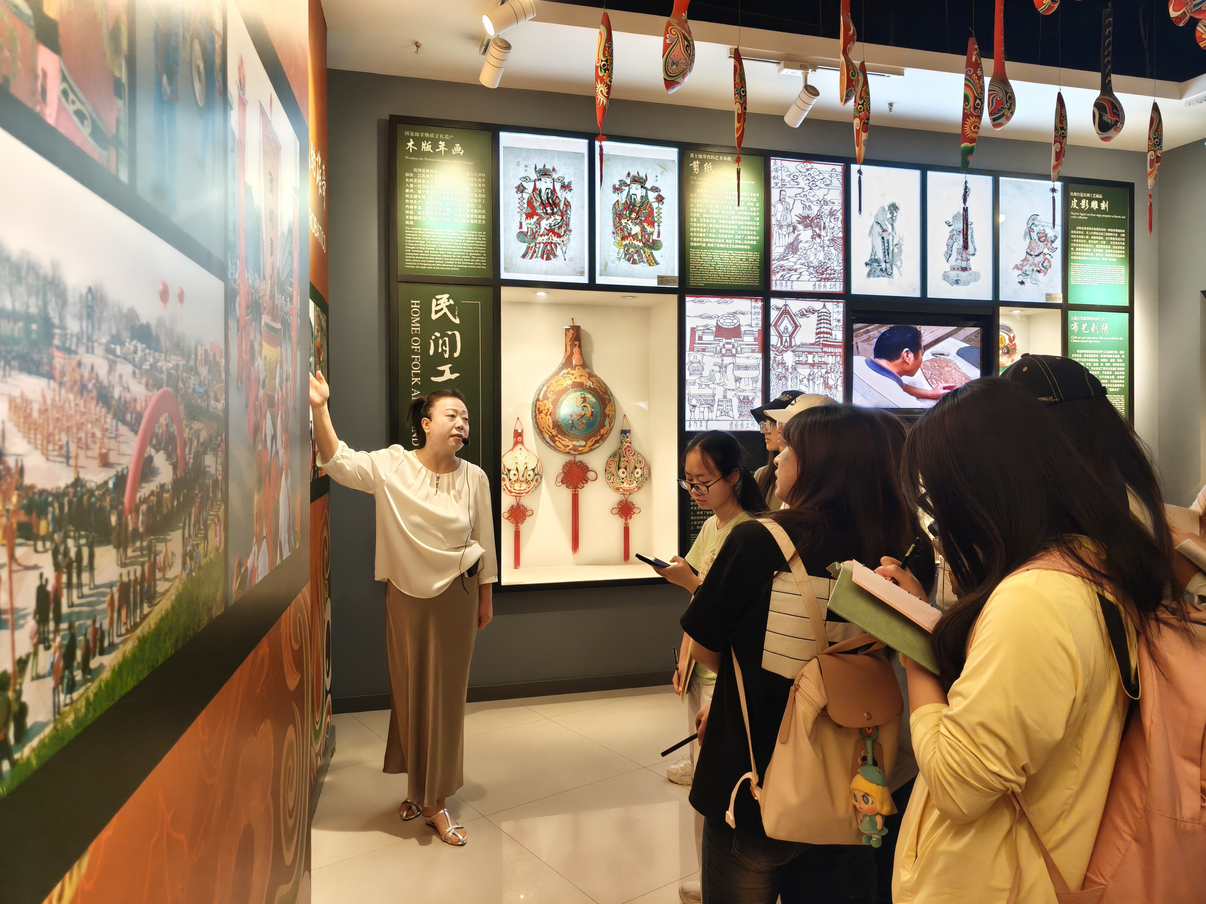 图为实践团参观宝鸡展览馆