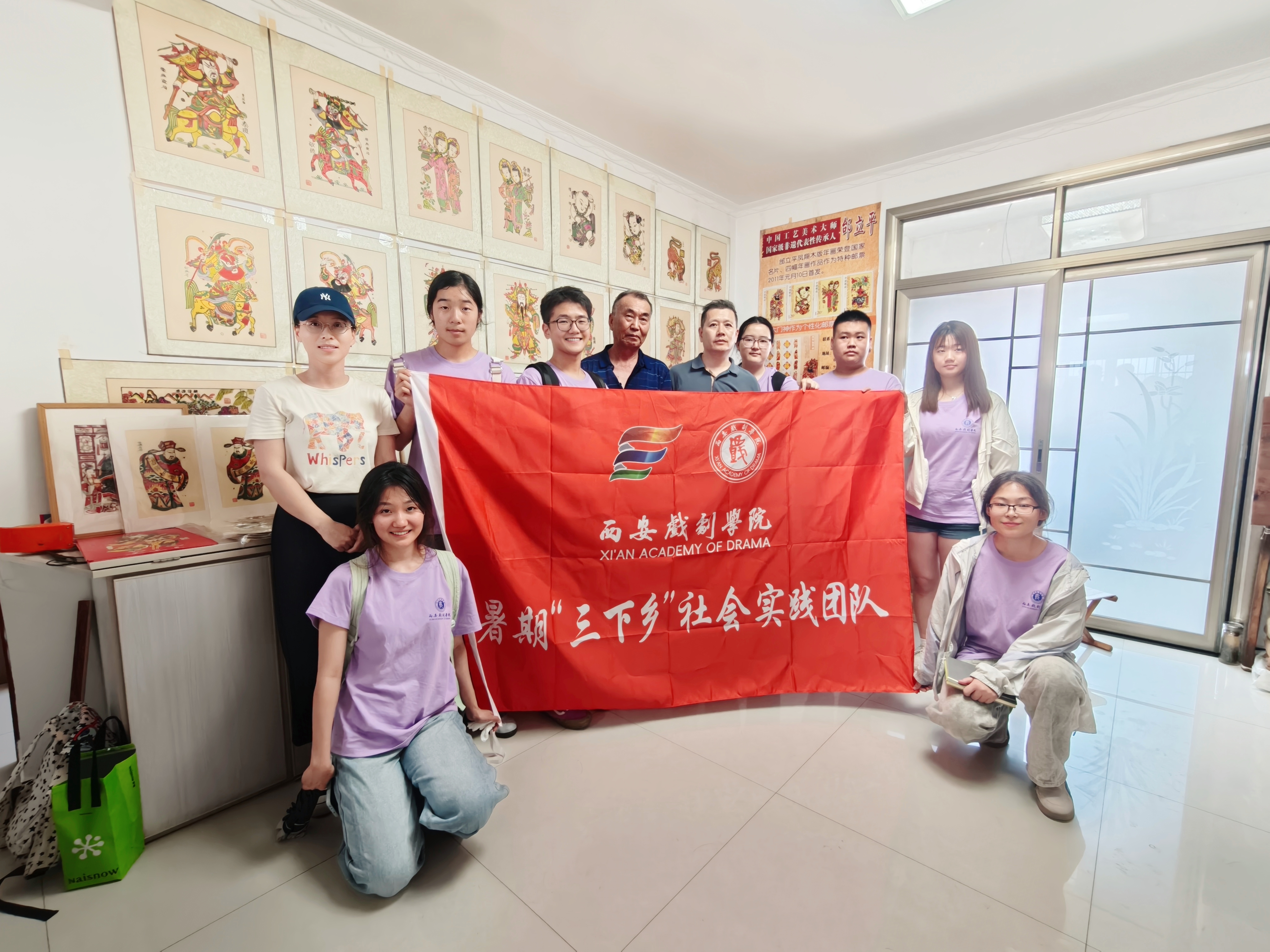 图为实践团师生与国家级非遗代表性传承人邰立平合影留念