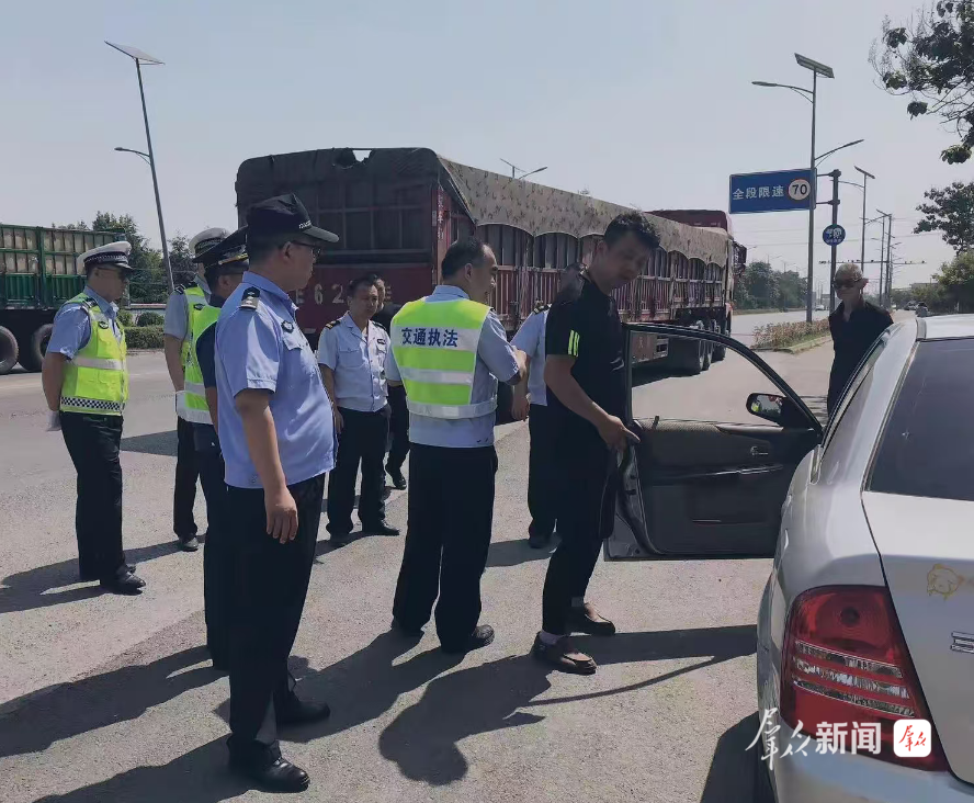 工作人员进行交通执法
