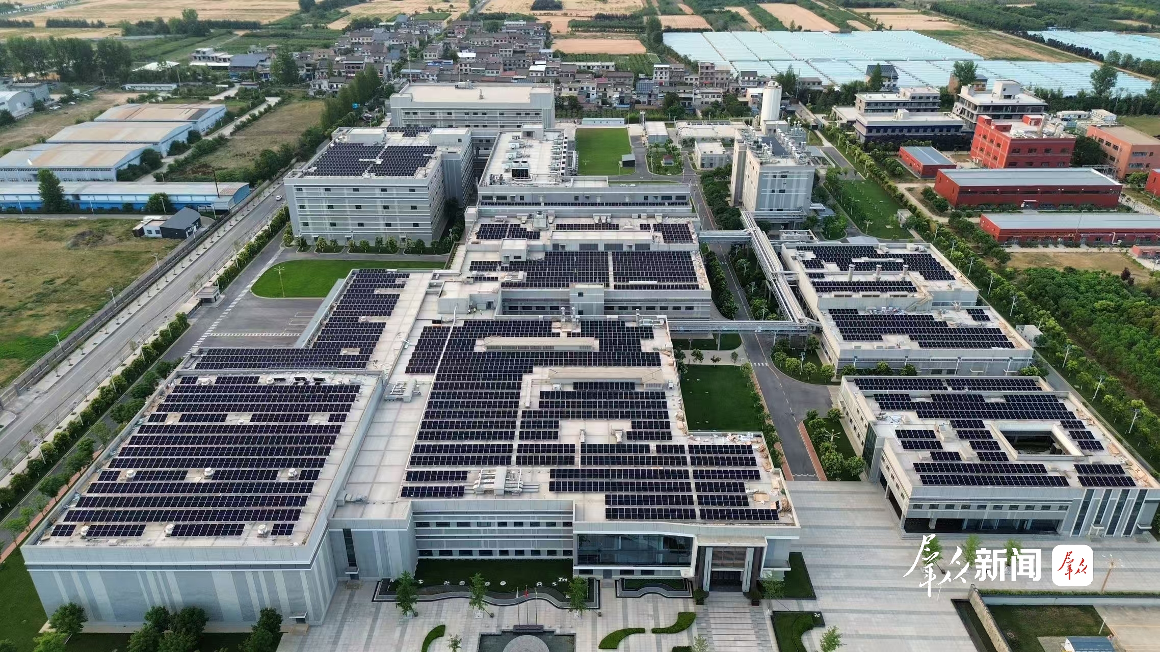 在清华德人西安幸福制药有限公司幸福大健康高技术产品生产基地,屋顶光伏提供源源不断的绿色电能。