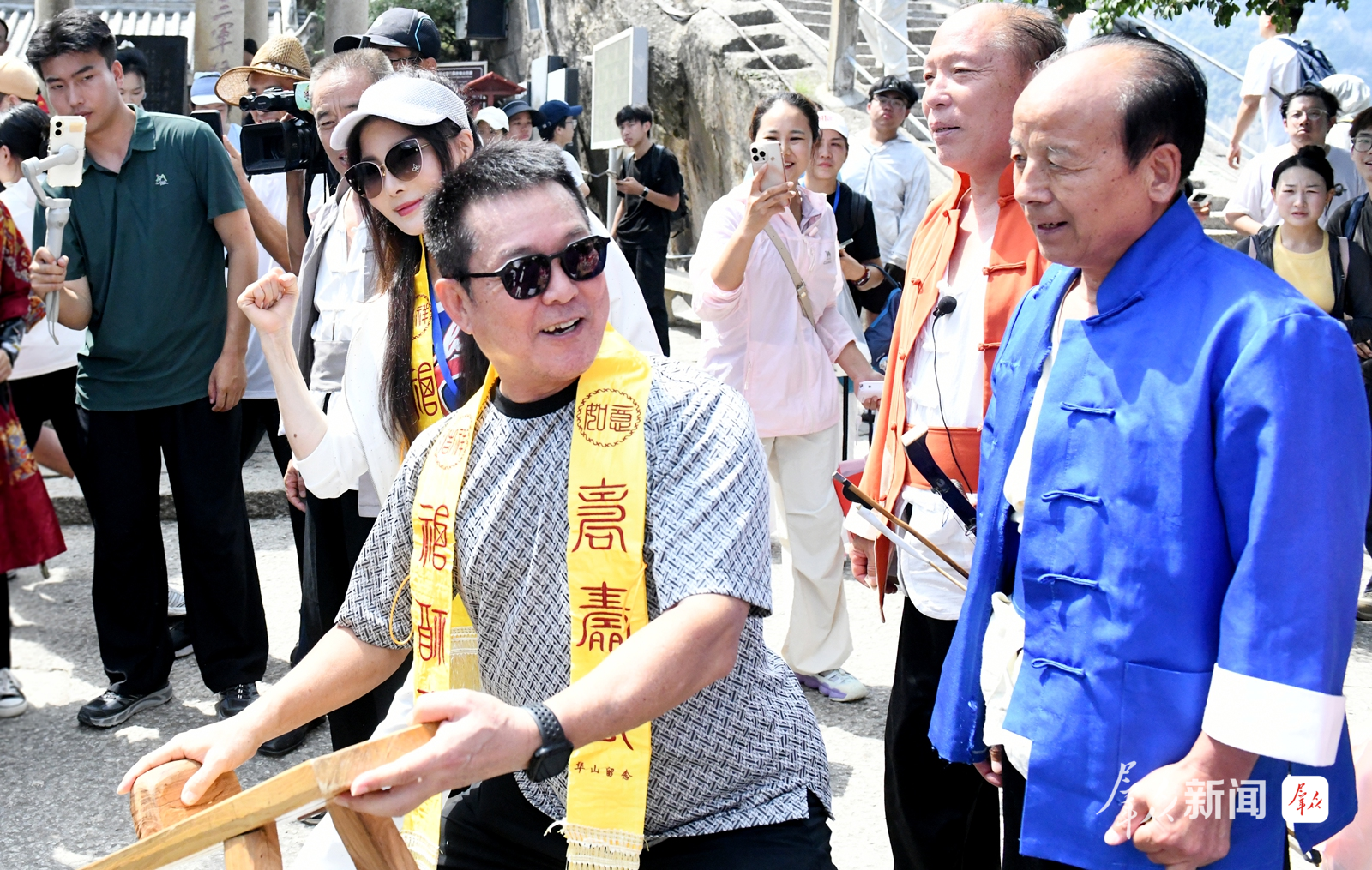 两位演员与非遗艺人交流互动 配图7