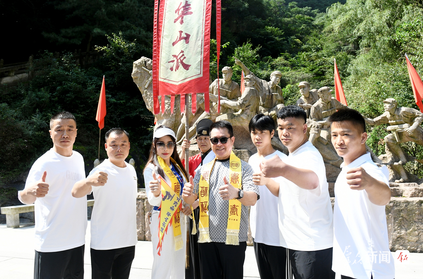 影视演员元彪、杨丽菁等与武校学子合影 配图4