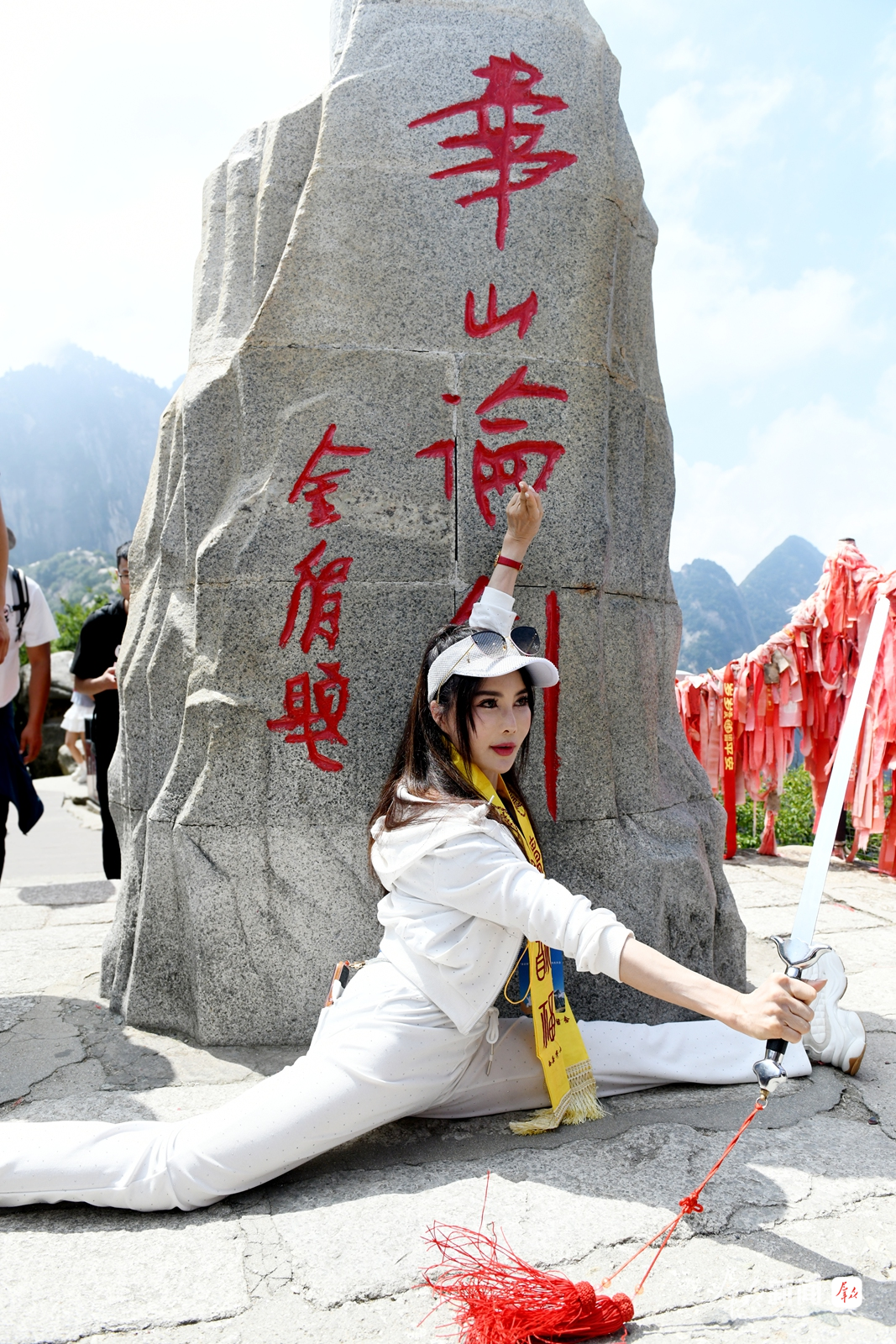 影视演员杨丽菁在金庸先生题名的“华山论剑”石碑前打卡,解锁姿势挑战赛 配图10