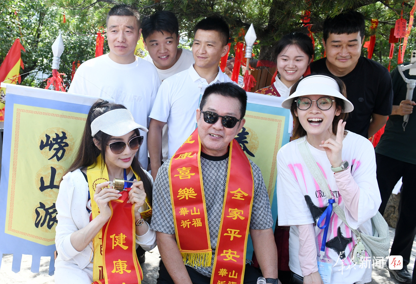 游客与影视演员在华山北峰留影 配图12