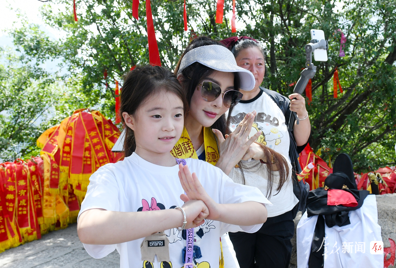 游客与影视演员在华山北峰留影 配图13