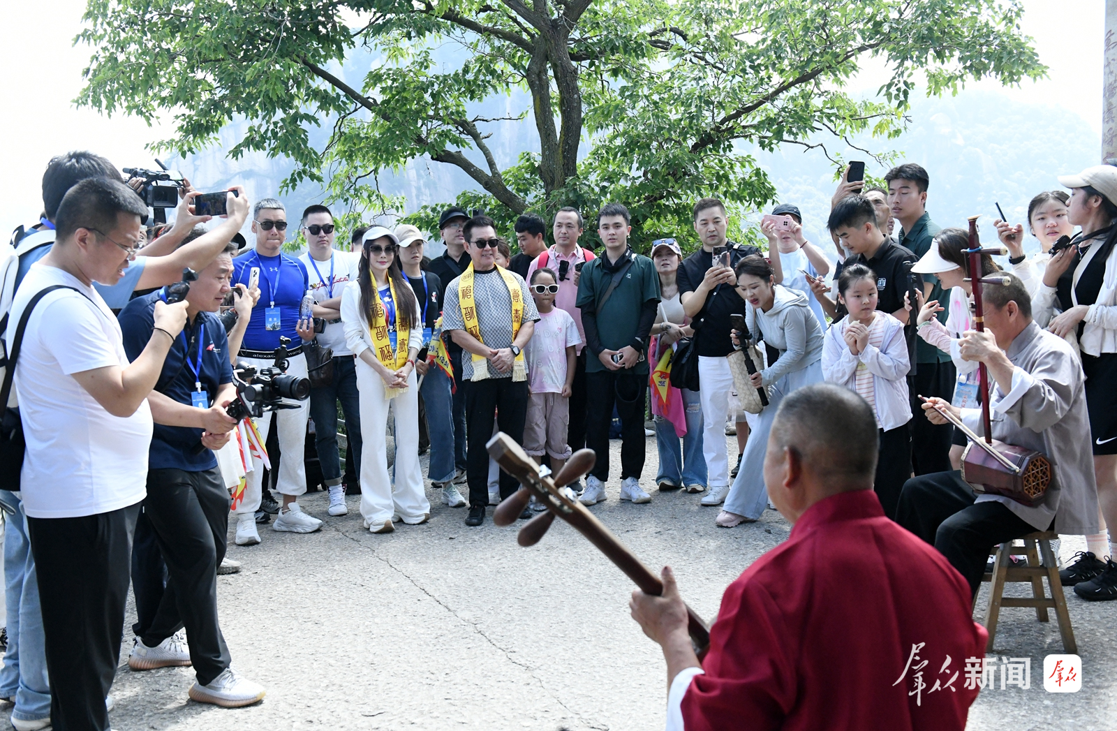 8月24日,华山北峰开展“侠聚北峰·武耀华山”特色文旅主题活动,影视演员元彪、杨丽菁登临西岳华山 配图1